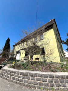 Wohnhaus mit Scheune, Garagen u. großem Hof in Starzach-Bierlingen